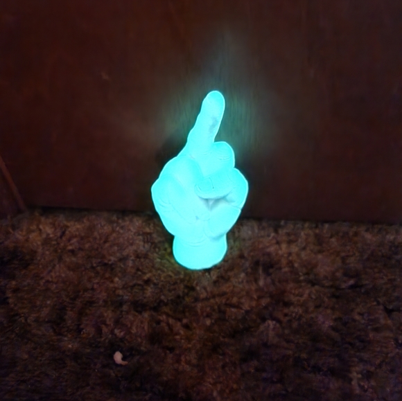 Middle finger (glow in dark) - Picture 3 of 3